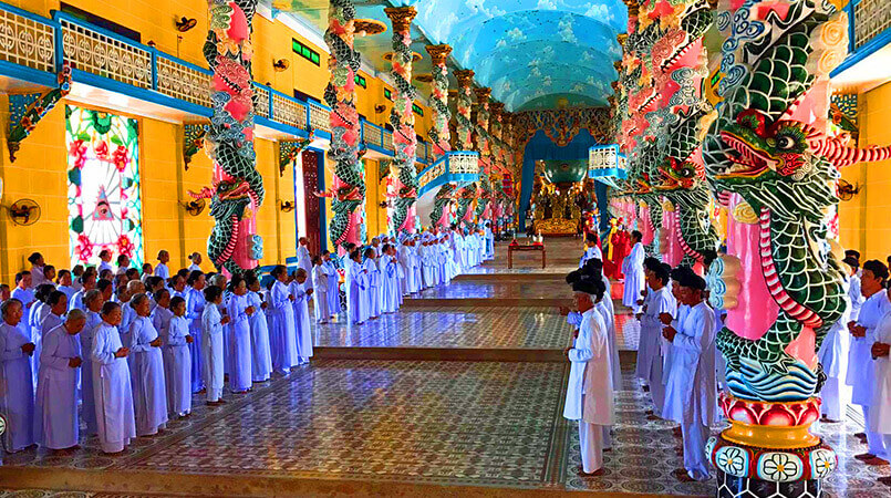 ベトナム南部のカオダイ教の礼拝風景