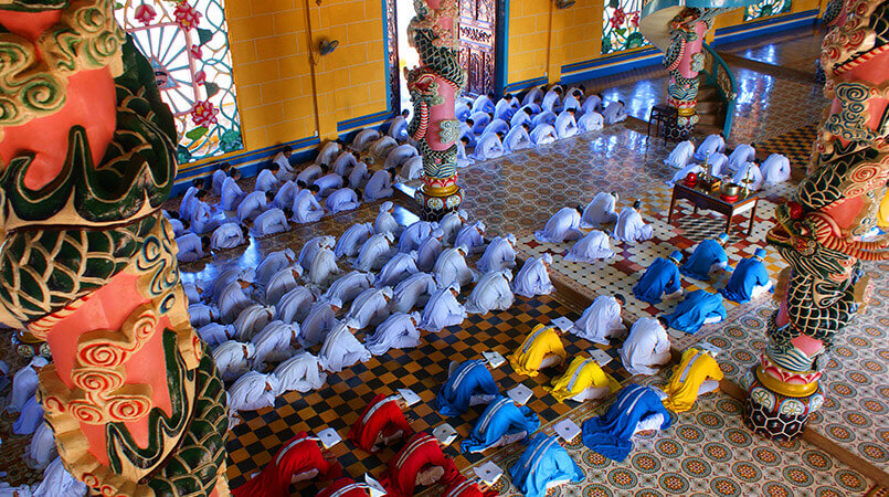 ベトナム南部のカオダイ教の寺院での礼拝模様