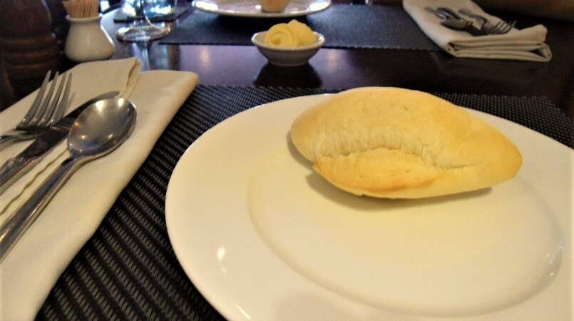 ホーチミンにある地中海料理の「SKEWERS」のパン
