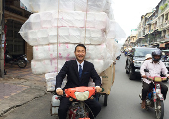 代表の吉田圭志とバイク